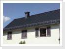 Das Dach eines Familienhauses in Hattenheim mit eleganten Grafitschwarzen Ton Ziegeln