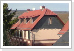 Saniertes Mehrfamilien Haus in Hattenheim. Gedeckt mit naturroten Dachziegeln