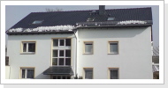 Ein Mehrfamilien Haus in Hattenheim gedeckt mit Tonziegel welche eine schwarzer Edelengobe haben