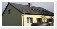 Ein zwei Familien Haus in Hattenheim gedeckt mit Tonziegel welche eine schwarzer Edelengobe haben